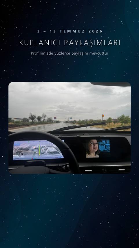 Yagmurlu bir yolda seyir halindeyken arac ici ekran goruntusu; navigasyon haritasi ve goruntulu gorusme ekrani gosteren bir arac fotografi ve Instagram story tanitim yazisi.