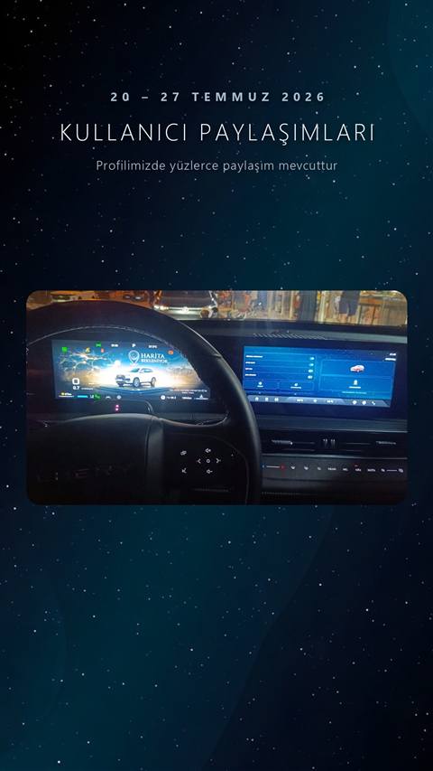 Chery Tiggo aracinin dijital gosterge paneli ve multimedya ekraninin direksiyondan gorunumu gece cekilmis bir fotografta yer aliyor.