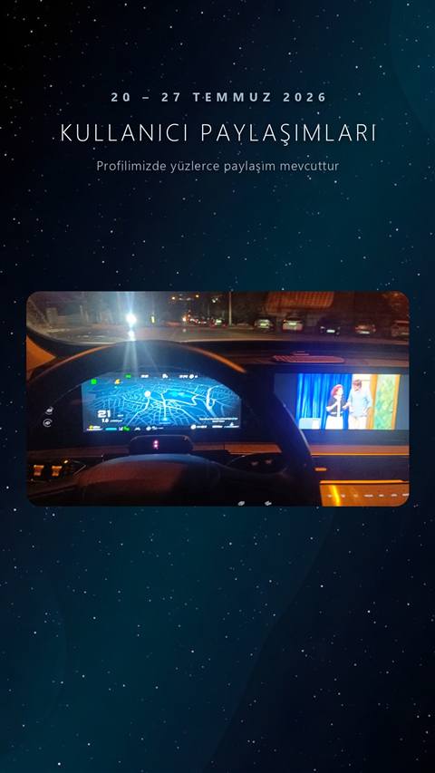 Aracin ic mekanindan gece vakti navigasyon haritasi ve multimedya ekraninda yayin izlenen gosterge paneli goruntusu.