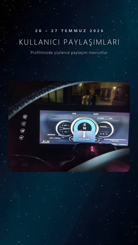 Bir aracin gece vakti dijital gosterge panelinde vites, saat, sicaklik ve navigasyon bilgilerinin gorundugu, direksiyon arkasindan cekilmis fotografi.