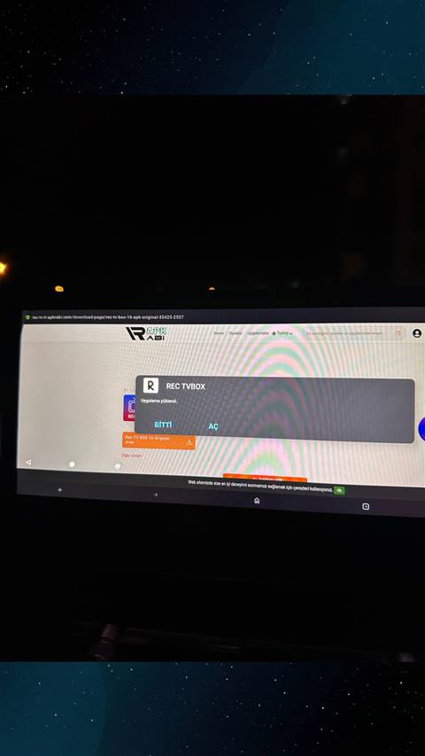 Bir Android cihazda APKRabi web sitesinden Rec TVBox uygulamasinin indirilip yuklendigini gosteren ekran goruntusu.