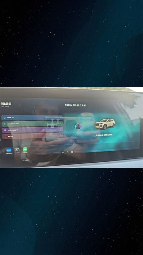 Chery Tiggo 7 Pro aracinin multimedya ekraninda ana menu ve kisisellestirme secenekleri gorunmektedir.