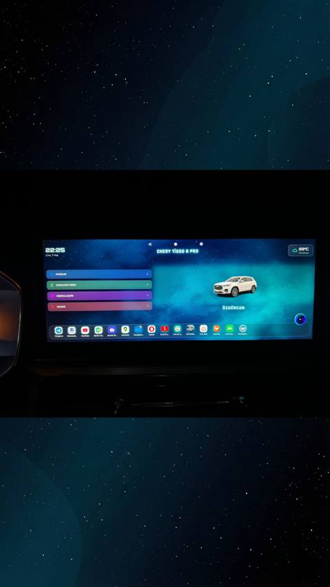 Chery Tiggo 8 Pro aracinin multimedya ekraninda ozellestirilmis ana ekran, uygulama kisayollari ve arac gorseli gosteriliyor.