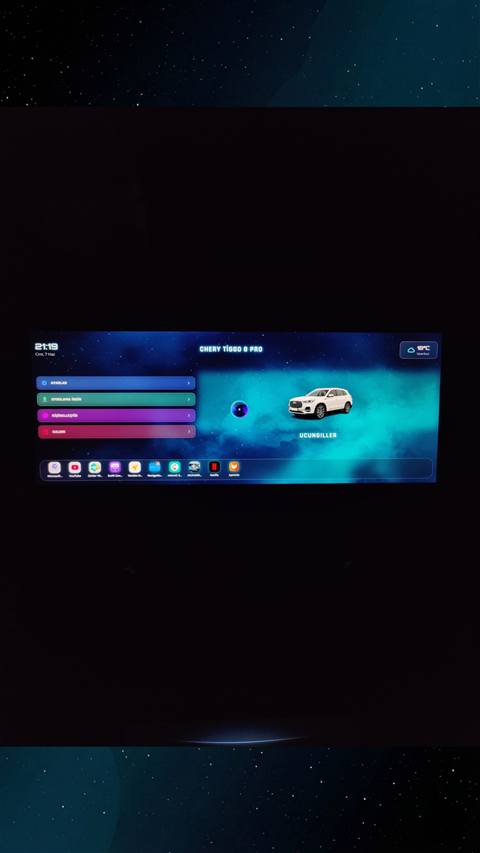 Chery Tiggo 8 Pro icin uzay temali bir arac multimedya ekrani ana menusu goruntusu.