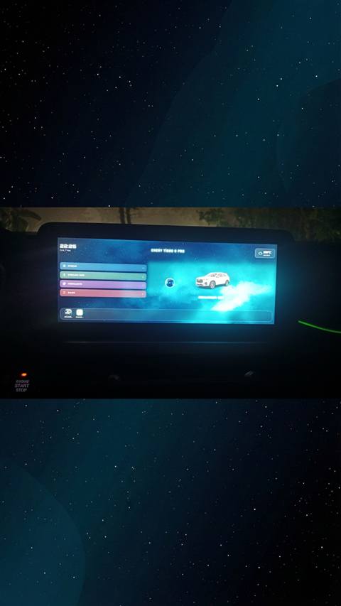 Chery Tiggo 8 Pro aracının multimedya ekranında ayarlar menüsünün göründüğü gece çekilmiş bir fotoğraf.