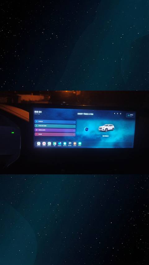 Chery Tiggo 8 Pro aracinin multimedya ekraninda yildizli tema ile ayarlar, uygulama indirme ve kisisellestirme menusunun goruntusu.