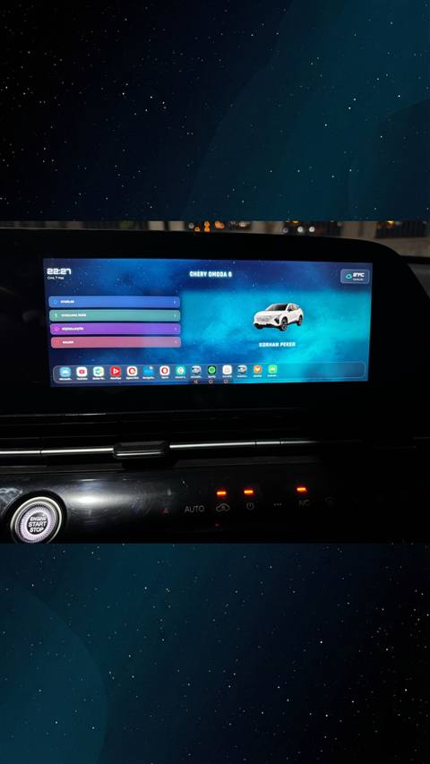 Chery Omoda 5 aracinin multimedya ekraninda yildizli uzay temali kisisellestirilmis ana menu ekrani goruntuleniyor.