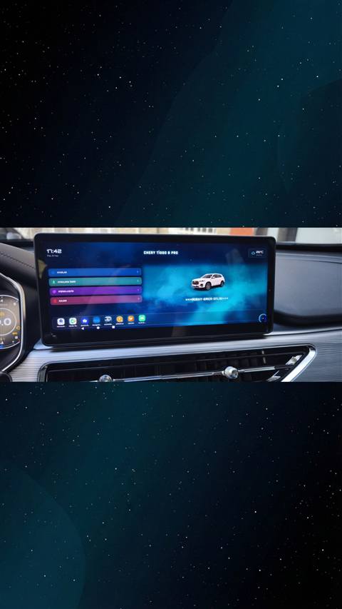 Bir Chery Tiggo 8 Pro aracinin multimedya ekraninda ozel tema ve uygulama menusunun goruntusu yer alıyor.