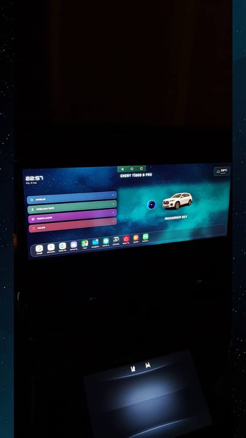 Chery Tiggo 8 Pro aracının multimedya ekranında ana menü ve kişiselleştirme seçeneklerinin göründüğü bir ekran görüntüsü.