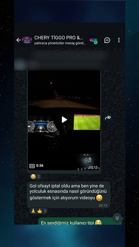 Bir WhatsApp grubunda gece yolculuk sirasinda arac gostergesi ve ekranda futbol mac yayini gosterilen bir video paylasimi ve buna dair yorumlar var.