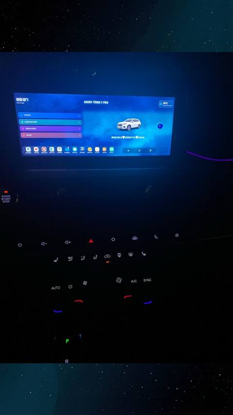 Chery Tiggo 7 Pro aracinin multimedya ekraninda ana menu, uygulama simgeleri ve klima kontrol paneli gorunmekte.