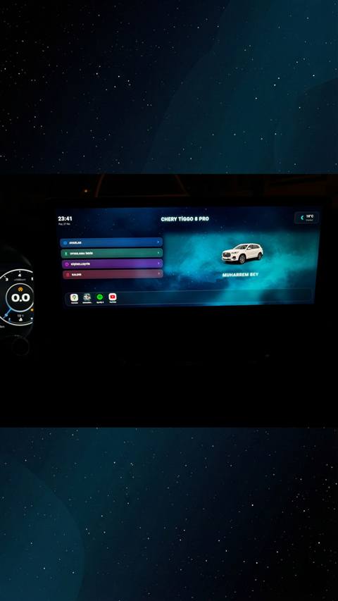 Chery Tiggo 8 Pro aracina ait multimedya ekraninin ana menusu ve arac gostergesi gece vaktinde gorunmekte.