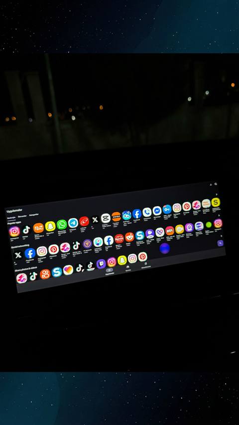 Bir arac multimedya ekraninda uygulama listesi ve sosyal medya uygulamalarinin goruntulendigi bir gorsel.