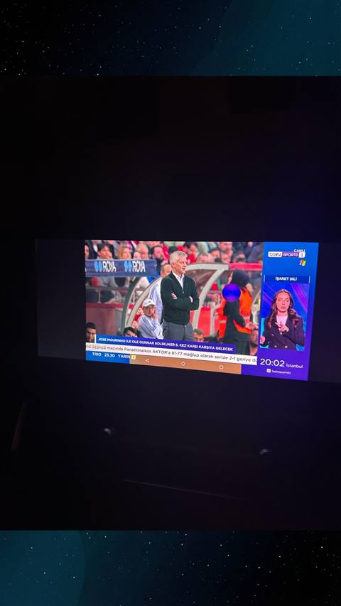 Televizyon ekraninda bein Sports 1 kanalinda futbol yorum programi ve alt bantta Solskjaer ile Mourinho arasindaki mac haberi gorunmektedir.