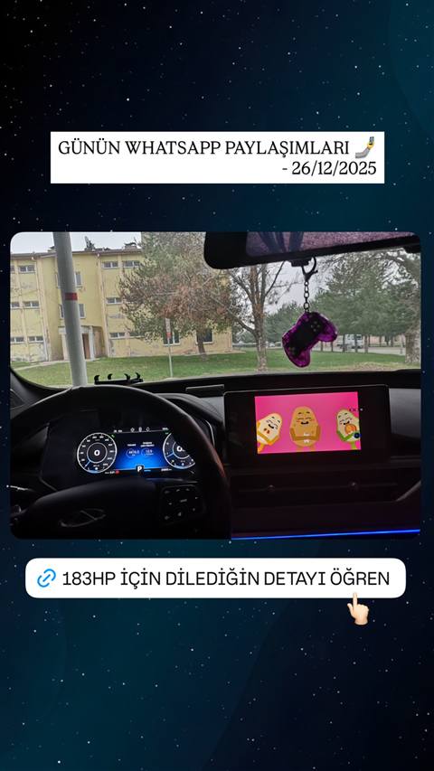 Araç içinden dışarıdaki bina ve ağaçların göründüğü, dijital gösterge panelinde hız bilgilerinin ve multimedya ekranında animasyonlu karakterlerin gösterildiği bir araç iç mekan fotoğrafı.