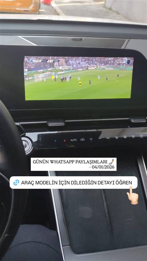 Araç içi multimedya ekranında futbol maçı yayınlanırken çekilmiş bir story, üzerinde WhatsApp paylaşımları başlığı ve etkileşim butonu bulunuyor.