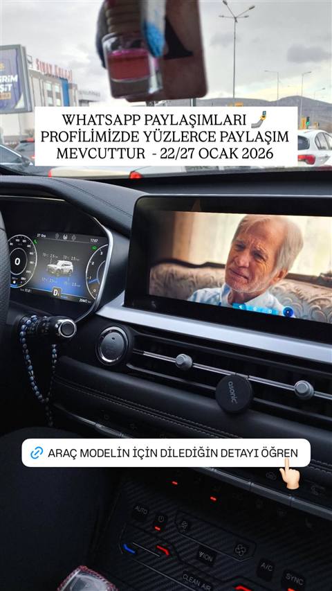 Bir aracin ic mekanindan dijital gosterge paneli ve multimedya ekraninda video oynatilirken cekilmis fotograf, uzerinde WhatsApp paylasimlari duyurusu yer aliyor.