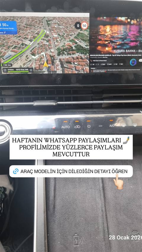 Araç multimedya ekranında navigasyon haritası ve müzik uygulaması görüntülenirken üzerine WhatsApp paylaşımlarını duyuran bir başlık eklenmiş.