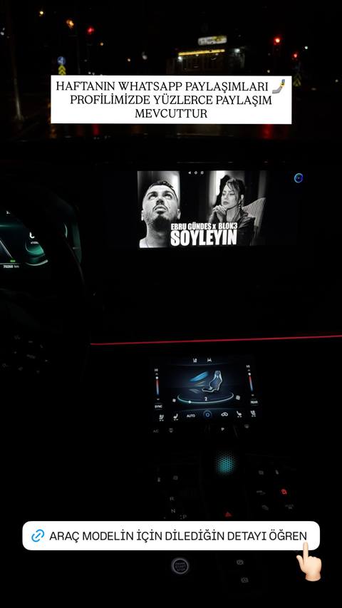 Gece cekilmis bir arac ic mekaninda multimedya ekraninda muzik oynatici ve klima kontrol paneli goruntusu ile Instagram story görsel metni yer almaktadir.