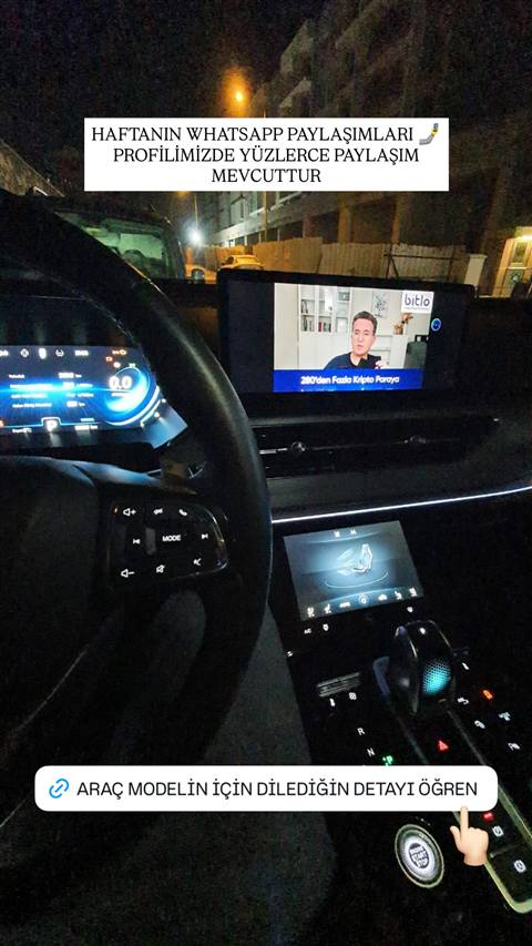 Gece vakti bir aracin ic mekaninda multimedya ekraninda kripto para haberi izlenirken cekilmis, uzerine WhatsApp paylasimi tanitim yazilari eklenmis bir arac fotografi.
