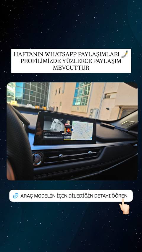 Bir aracin multimedya ekraninda muzik uygulamasi ve navigasyon haritasinin ayni anda goruntulendigi, sehir manzarasi arka planda olan bir arac ic mekan fotografi.