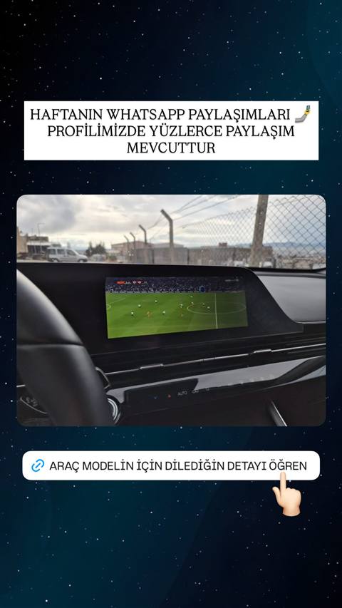 Bir aracin multimedya ekraninda futbol maci izlenirken cekilmis, WhatsApp paylasimlarini duyuran bir hikaye gorseli.