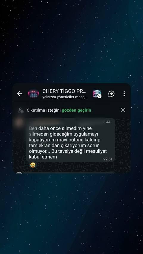 WhatsApp grubunda bir uyenin uygulamayi silmeden kapatarak sorun yasamadigini paylastigi mesaj goruntusu.